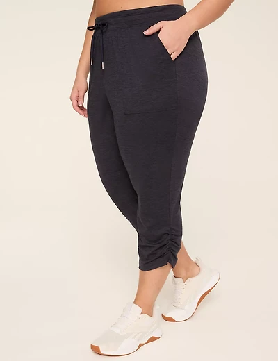 LIVI Soft Mid-Rise Marled Ruched Capri Jogger Pant