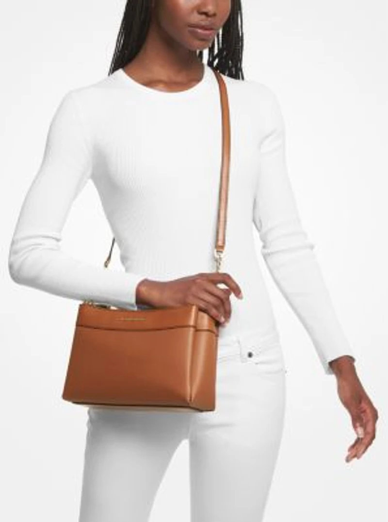 Petit sac à bandoulière Lori en faux cuir Saffiano