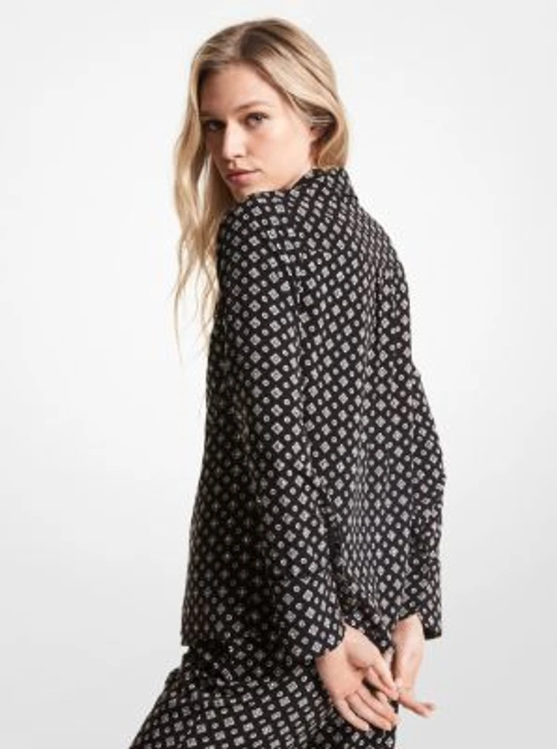 Chemise de pyjama en crêpe froissé à imprimé de médaillons et à clous