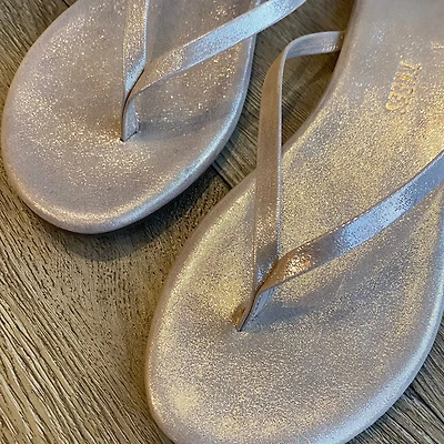 glitters