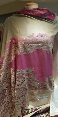 Pure Cashmere Lace Trim Shawl dusty rose/beige ombre with pearls