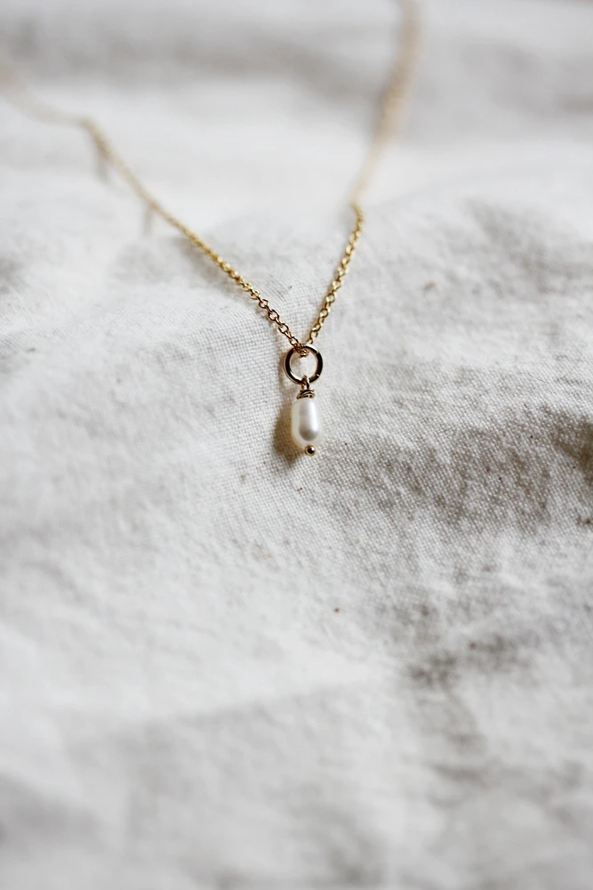 TINY PEARL NECKLACE