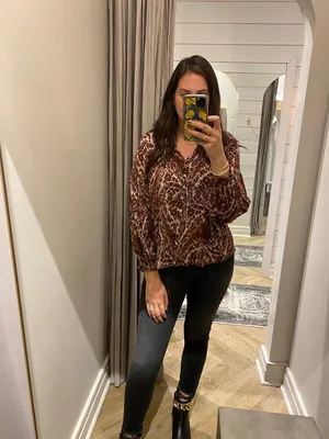 brown/pink top