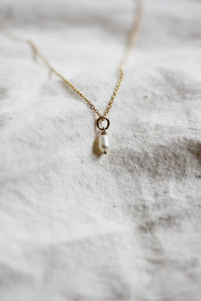 TINY PEARL NECKLACE