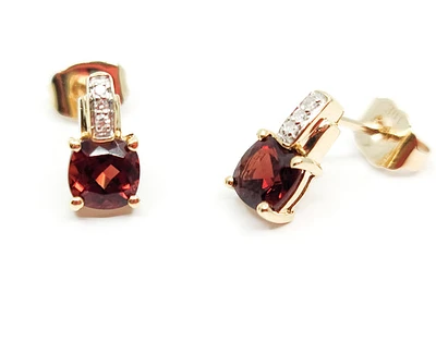 10K White & Yellow Gold Garnet and 0.025cttw Diamond Ring