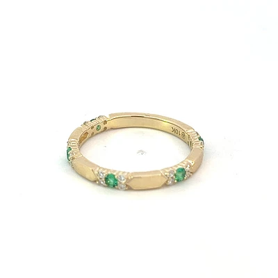 10K Yellow Gold Genuine Emerald & 0.13cttw Diamond Ring / Band, size 6.5