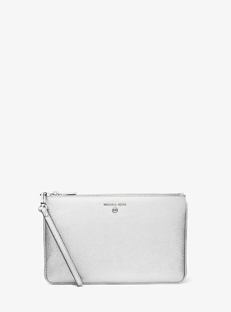 Grande pochette-bracelet en cuir grainé métallisé