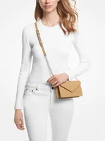 Petit sac enveloppe à bandoulière en cuir Saffiano