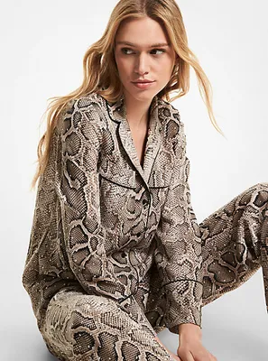 Chemise de pyjama en crêpe froissé à imprimé serpent et à ornements