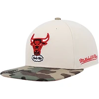 Mitchell  Ness / Chicago Bulls Hardwood Classics 1996 NBA Finals Off White Fitted Hat