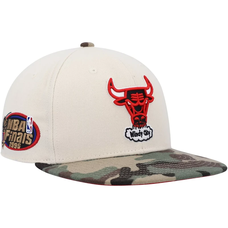 Mitchell  Ness / Chicago Bulls Hardwood Classics 1996 NBA Finals Off White Fitted Hat