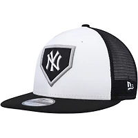 New Era /Black New York Yankees 2022 Clubhouse Trucker 9FIFTY Snapback Hat