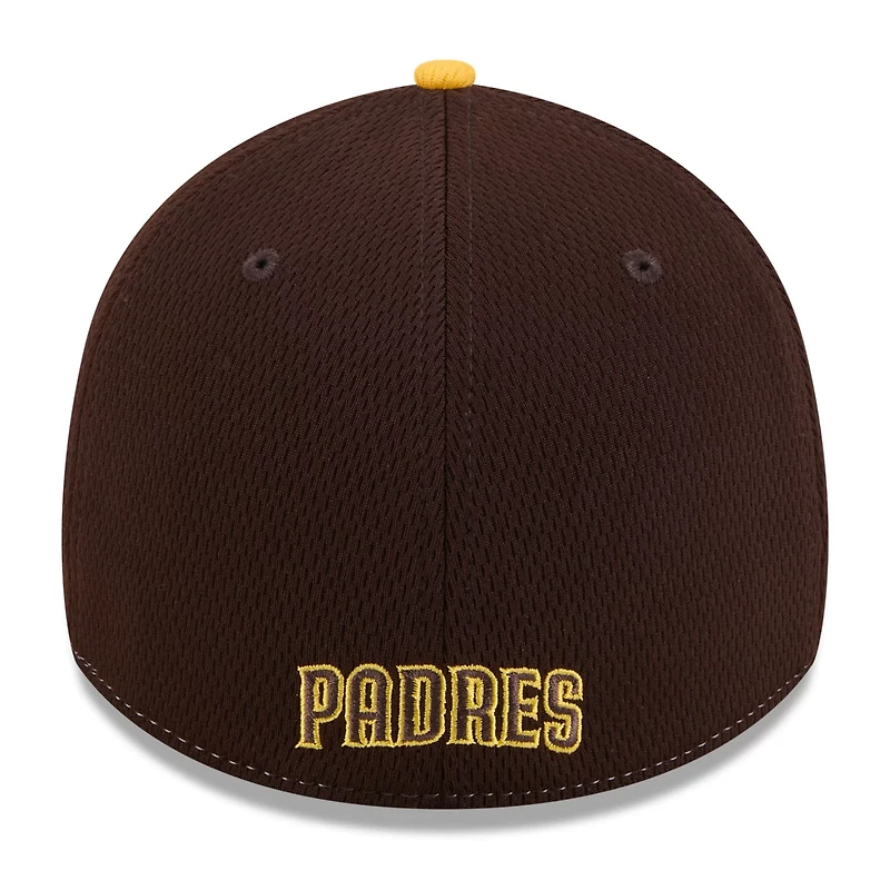 New Era Gold San Diego Padres 2025 MLB Clubhouse 39THIRTY Flex Hat