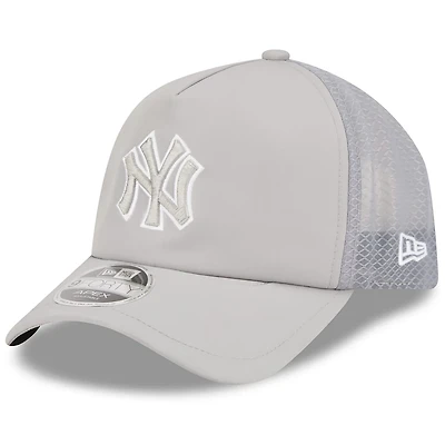 New Era New York Yankees 2026 Batting Practice Apex 9FORTY Adjustable Trucker Hat