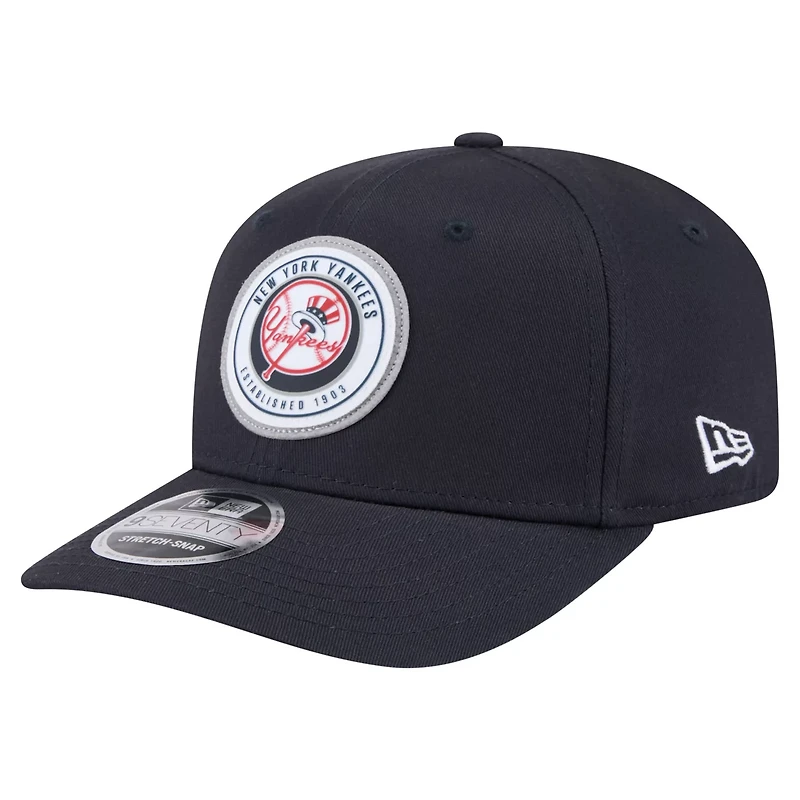 New Era New York Yankees Circle Patch 9SEVENTY Stretch-Snap Hat