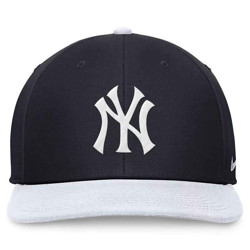 Nike White New York Yankees Two-Tone Snapback Hat
