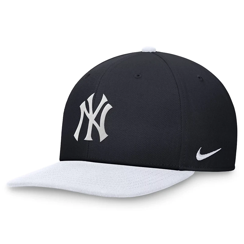 Nike White New York Yankees Two-Tone Snapback Hat