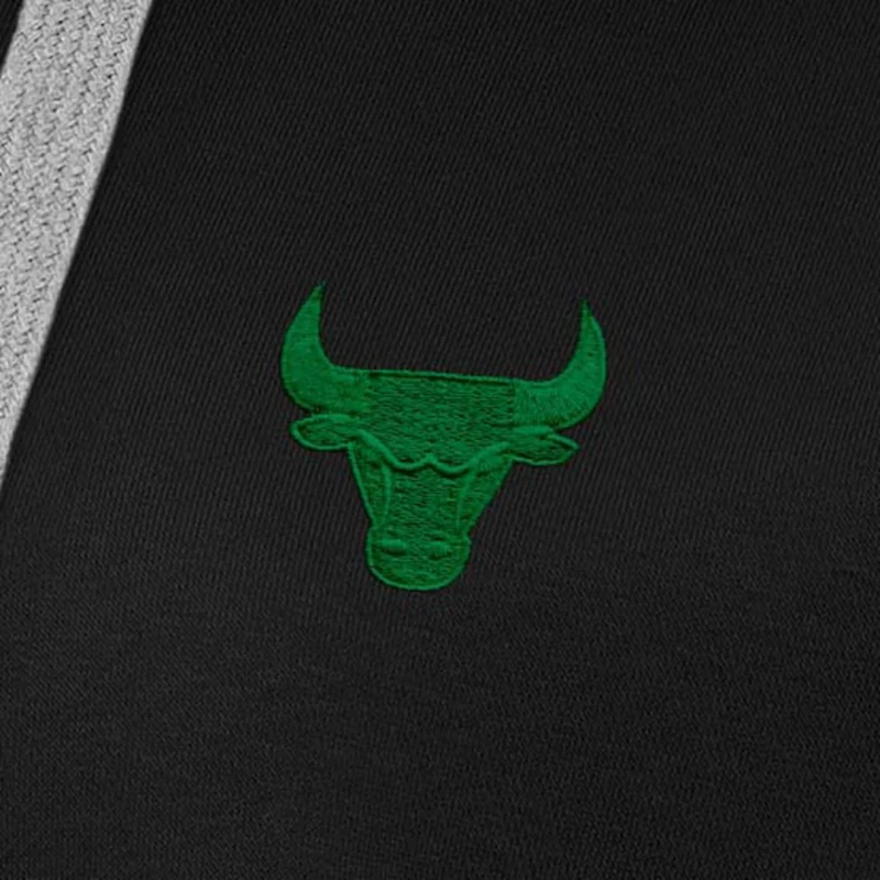 Antigua Chicago Bulls St Patrick's Day Victory Pullover Hoodie