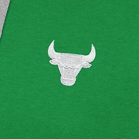 Antigua Kelly Chicago Bulls St Patrick's Day Victory Raglan Pullover Hoodie