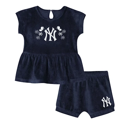 Girls Outerstuff New York Yankees Hop Base Fashion T-Shirt Shorts Set