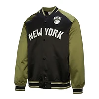 Mitchell  Ness Black New York Knicks Clutch Satin Raglan Full-Snap Jacket