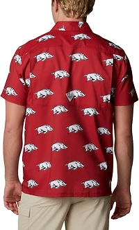Columbia Sportswear Men's University of Arkansas CLG Super Slack Tide™ Logo Print Shirt