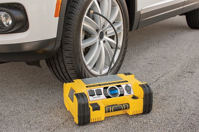 Stanley FATMAX 700 Instant/1,400 Peak Battery Amp Professional Power Station with 500 W Inverter and Digital Gauge