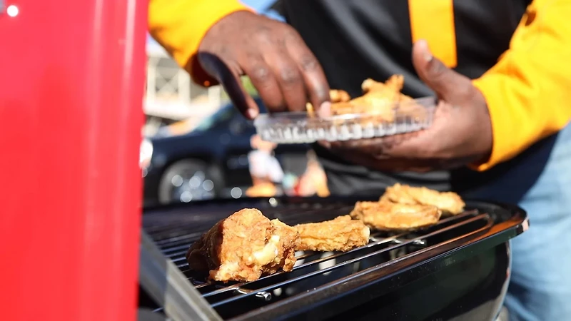 Americana Walkabout Charcoal Portable Grill