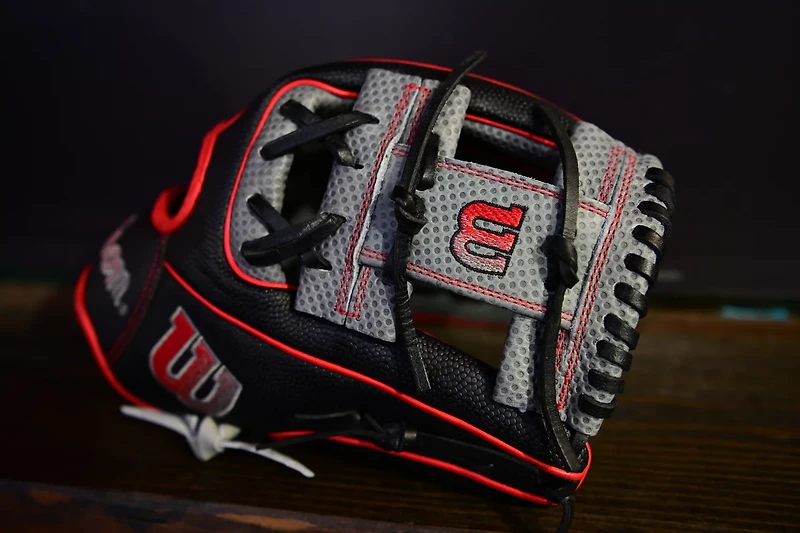 Wilson 11.75 in A2000 Infield Baseball Glove