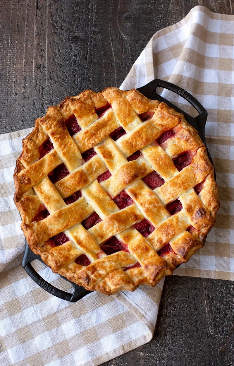 Lodge 9 in Seasoned Cast Iron Pie Pan