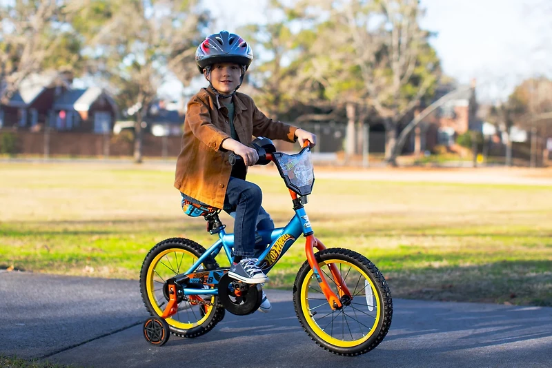 Dynacraft Boys' 16 in Hot Wheels Bicycle