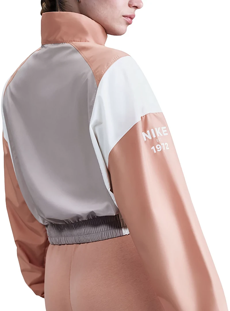 Nike Women's Sportswear Woven Lightweight Pullover Top