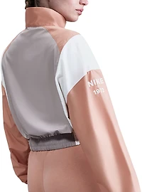 Nike Women's Sportswear Woven Lightweight Pullover Top