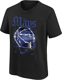 Nike Youth's Dallas Mavericks Courtside '25-'26 Edition Hal OGC Short Sleeve T-shirt