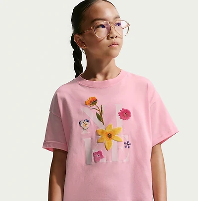 Nike Girls' Sportswear Essential T-shirt