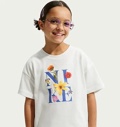 Nike Girls' Sportswear Essential T-shirt