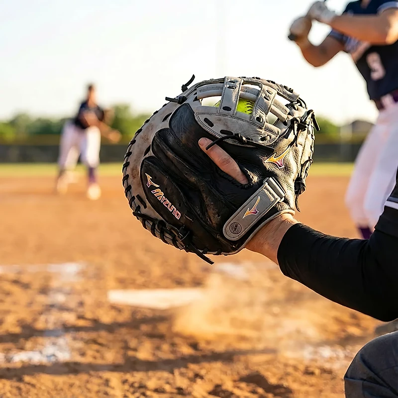Mizuno 34 in Franchise Series Fastpitch Softball Catcher's Mitt