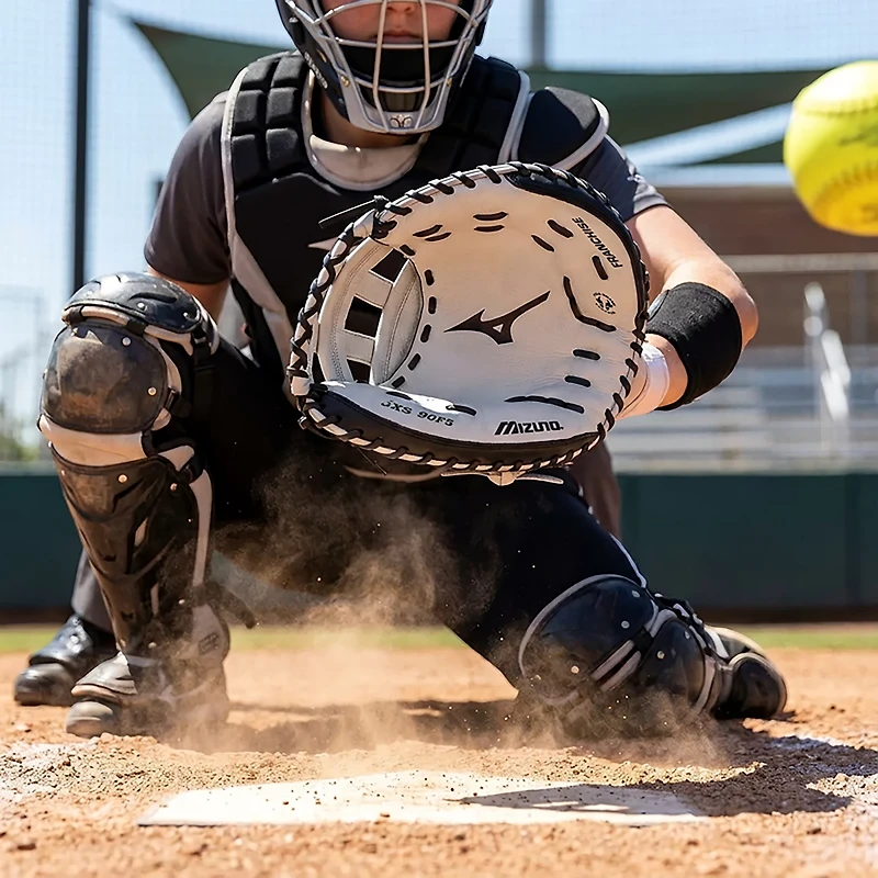 Mizuno 34 in Franchise Series Fastpitch Softball Catcher's Mitt