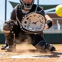 Mizuno 34 in Franchise Series Fastpitch Softball Catcher's Mitt