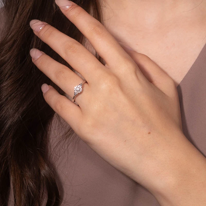 Diamond Cluster Ring 10K White Gold (0.14 ct tw)