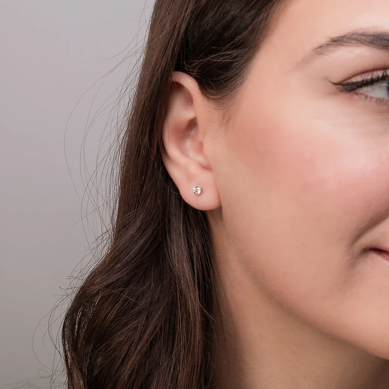 Solitaire Diamond Stud Earrings in 14K Yellow Gold (0.25 ct tw)