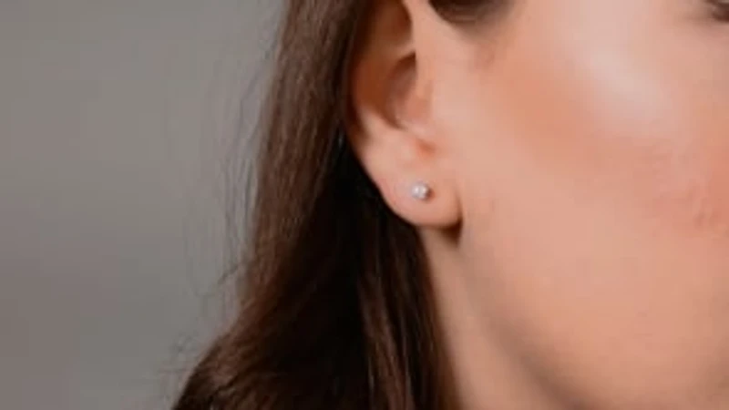 Solitaire Diamond Stud Earrings in 14K Yellow Gold (0.25 ct tw)