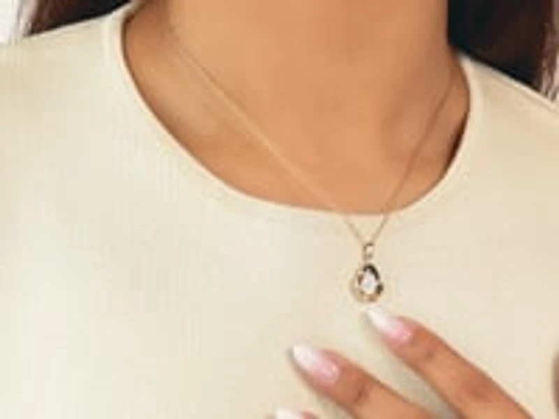 Diamond Cluster Necklace in 10K Yellow Gold (0.16 ct tw)