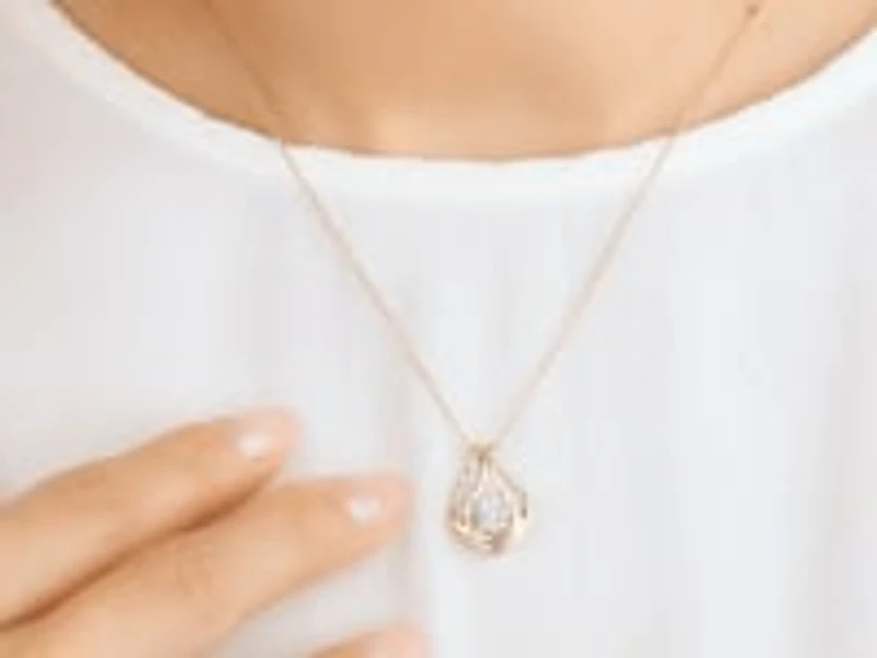 Diamond Cluster Necklace in 10K Yellow and White Gold (0.12 ct tw)