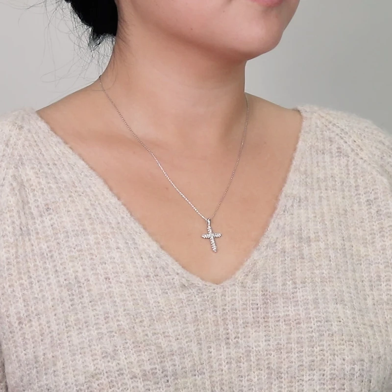 Diamond Cross Pendant Necklace in 10K White Gold (0.50 ct tw)