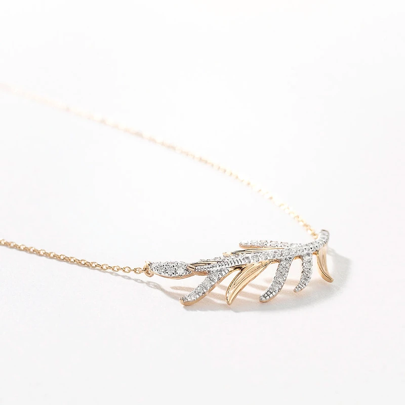 Palm Leaf Pendant Necklace in 10K Yellow Gold (0.25 ct tw)