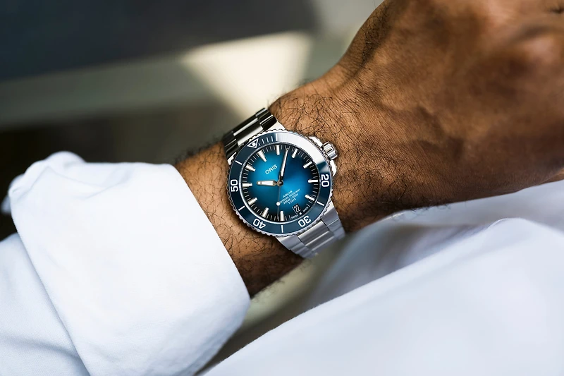 Aquis Date Calibre 400