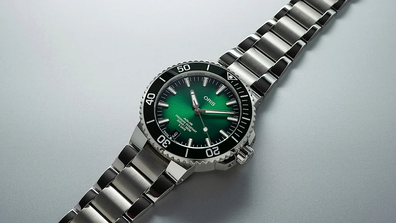 Aquis Date Calibre 400