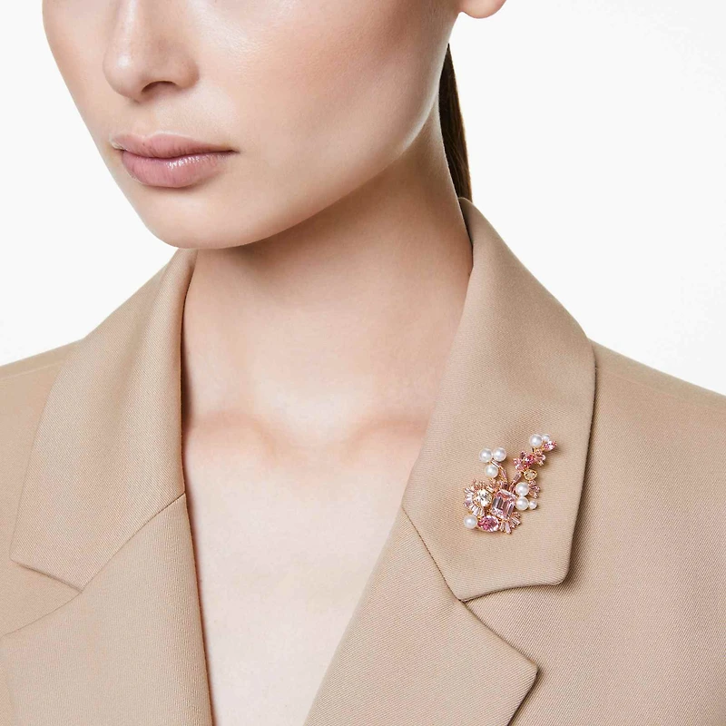 Gema brooch, Crystal pearl, Mixed cuts, Flower, Pink, 18K gold finish