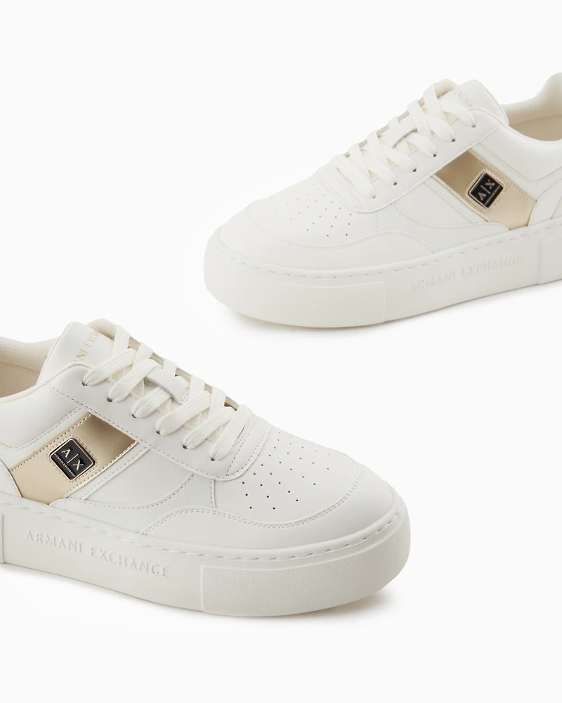 Sneakers with contrasting side band